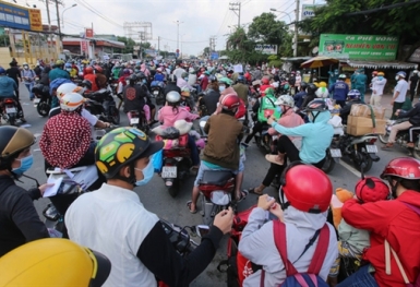 Doanh nghiệp tái sản xuất, lao động về quê: Bao giờ trở lại?