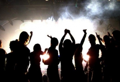 Người trẻ thờ ơ tiết kiệm, vay tiêu dùng: Cha mẹ trả?