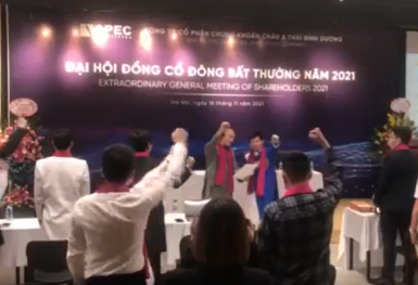 Lãnh đạo Chứng khoán APEC (APS) đeo khăn tím, giơ tay hô hào cổ đông “gồng lãi”