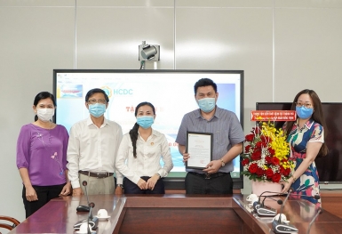 Tập đoàn Hưng Thịnh trao tặng 2 tỷ đồng cho Trung tâm Kiểm soát bệnh tật TP.HCM hỗ trợ phòng, chống dịch Covid-19