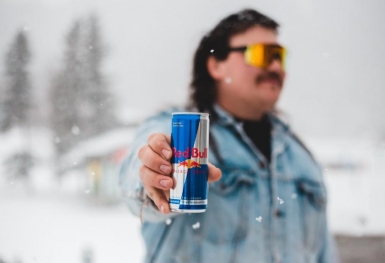 Người đàn ông 40 tuổi trở thành tỷ phú đôla nhờ mang Red Bull về bán ở quê nhà