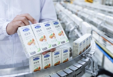 Vinamilk 'xông đất' năm 2021 với lô hàng lớn gồm sữa hạt và sữa đặc xuất khẩu đi Trung Quốc