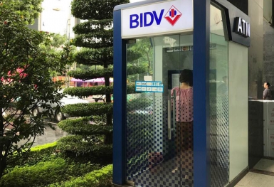 Tỷ trọng giao dịch rút tiền mặt tại ATM giảm rất mạnh trong năm 2020