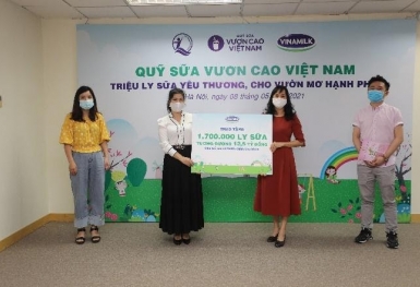 Vinamilk & Quỹ sữa vươn cao Việt Nam 2021 trao tặng 1,7 triệu ly sữa hỗ trợ trẻ em khó khăn giữa dịch Covid-19