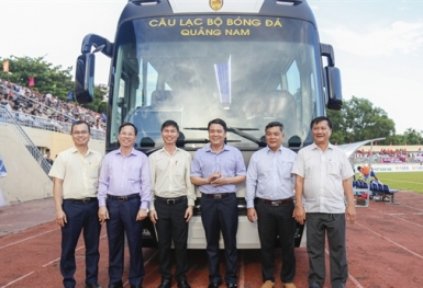 THACO tặng CLB bóng đá Quảng Nam xe bus 47 chỗ
