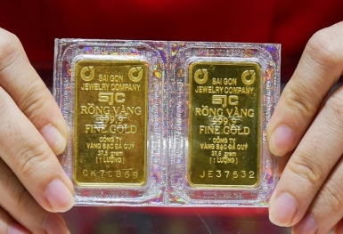 Giá vàng trong nước vẫn cao chót vót mặc vàng thế giới lao dốc