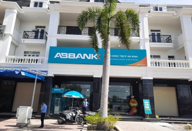 Tiền gửi khách hàng đang tăng chậm hơn cho vay: Có đáng lo?