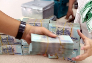 Ngân hàng đồng loạt giảm lãi suất cho vay: Lợi nhuận có bị lung lay?