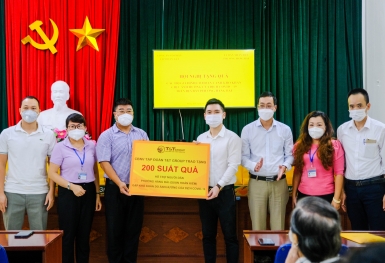 CBNV T&T Group trao tặng 3.000 suất quà cho người dân Hà Nội gặp khó khăn do Covid-19