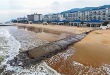 Resort chặn lối xuống biển của dân: Cố tình làm?