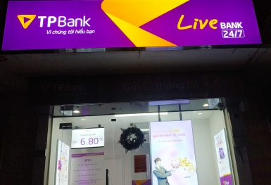 Ngân hàng dồn dập phát hành trái phiếu lãi suất thấp: Ai là bên mua?