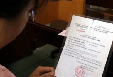 Phút nhân viên ngân hàng phát hiện tên lừa đảo