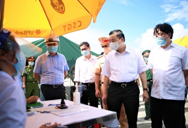 Chủ tịch Hà Nội: Tuyệt đối không để người dân ra ngoài địa bàn trong thời gian giãn cách xã hội