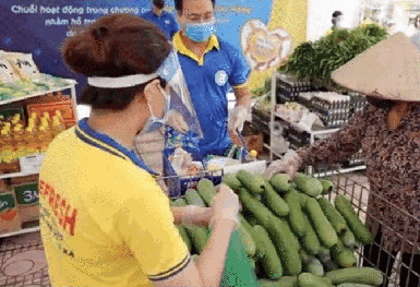 Người dân ở Hà Nội phấn khởi đi 'Siêu thị mini 0 đồng' giữa dịch Covid-19