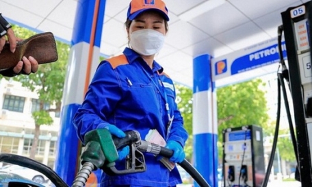 Giá xăng dầu đồng loạt giảm xuống dưới 20.000 đồng/lít