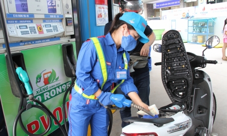 Giá xăng giảm nhẹ, dầu diesel và dầu hỏa tiếp tục tăng