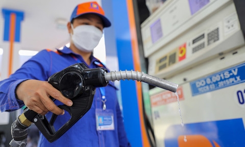 Giá xăng dầu đồng loạt giảm, RON95 xuống dưới 22.400 đồng/lít