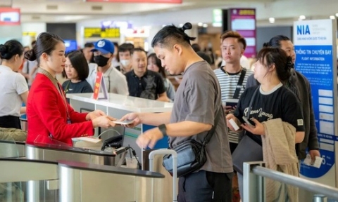 Vé bay nhiều chặng hết chỗ, tàu hỏa và xe khách vẫn còn ghế trống dịp 30/4