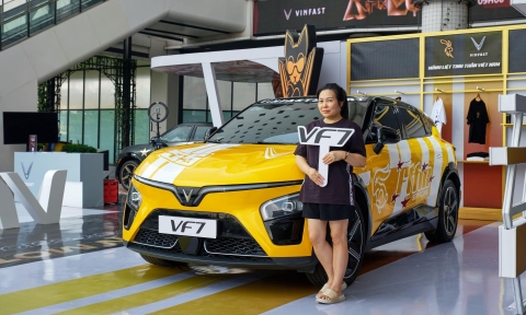 Lái thử VF 7, khách hàng “chốt” mua tặng xe cho con gái