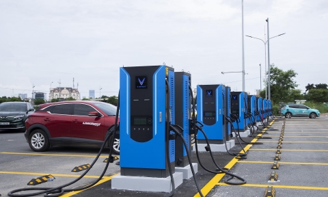 V-Green khai trương trạm sạc siêu nhanh lớn nhất Hà Nội, chủ xe điện chia sẻ: “84 cổng toàn sạc nhanh nên rút ngắn đáng...