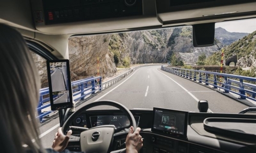 Volvo phát triển công nghệ tay lái tự động giúp tăng cường an toàn khi lốp xe bị nổ
