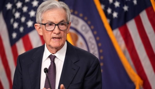 Fed giữ nguyên lãi suất, 'bỏ qua' lời kêu gọi cắt giảm của ông Trump