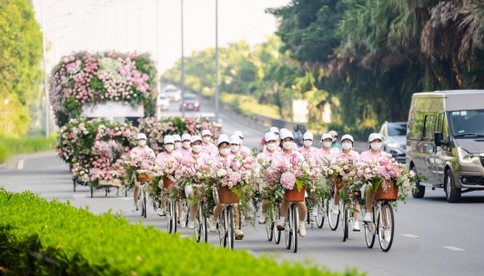 Màn roadshow ấn tượng nhất Việt Nam: Xe đạp, xích lô tới cả xe bus cũng đều ngập tràn hương sắc hoa sen
