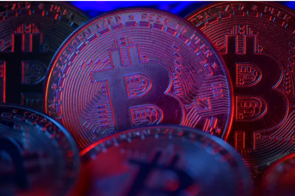 Bitcoin đạt mức 62.000 USD điều gì đang diễn ra trên thị trường tiền điện tử?