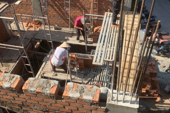 Giá vật liệu xây dựng tăng cao, chủ nhà và chủ thầu cùng 'méo mặt'
