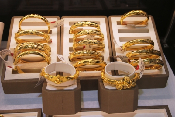 Giá vàng thế giới đảo chiều giảm, vàng nhẫn tròn trơn còn 75 triệu đồng/lượng