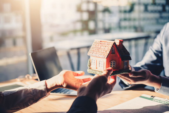 Ngành lương cao nhất cả nước cũng thua tốc độ tăng giá nhà: Vì sao người trẻ vẫn ồ ạt mua bất động sản?