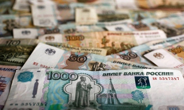 Đồng Rúp nhảy vọt lên mức kỷ lục trong gần 7 năm qua