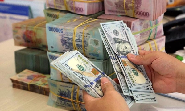 Ngân hàng tuần qua: Lãi suất tiết kiệm lên trên 8%/năm, USD ngân hàng vượt 24.000 đồng