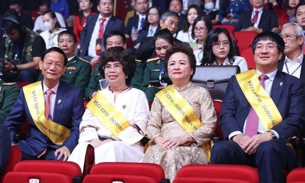 Công bố Top 10 doanh nhân tiêu biểu nhất Việt Nam 2022: Chỉ có 1 tỷ phú USD góp mặt