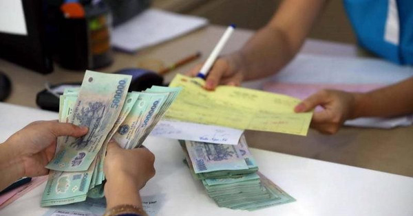 Một ngân hàng áp dụng lãi suất 11%/năm cho 3 tháng đầu của một sản phẩm tiền gửi