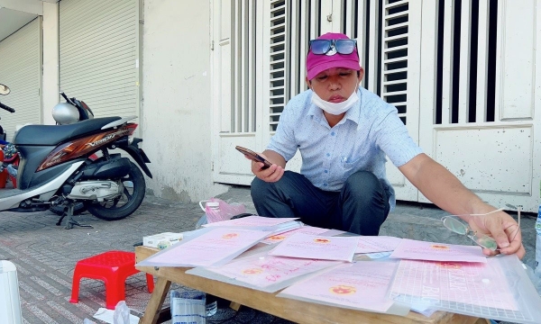 Đem sổ đỏ ra vỉa hè rao bán: “Tôi phải ngồi ở hẻm trung tâm thì mới đón được lượng khách có tiền…”