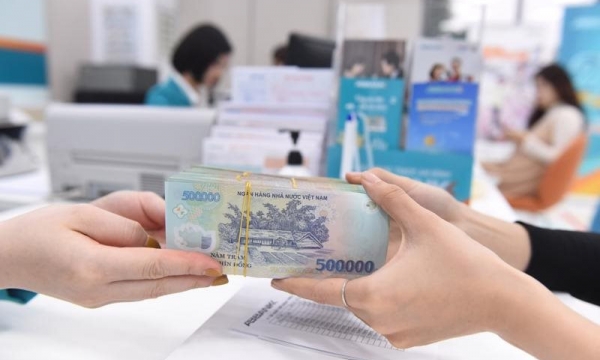 Lãi suất liên ngân hàng bất ngờ tăng lên 13%