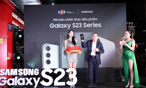 Chỉ sau 1 giờ mở bán, FPT Shop giao 500 máy Galaxy S23 Series cho khách hàng