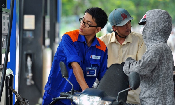 Giá xăng tăng trở lại, RON95 vượt 21.000 đồng/lít