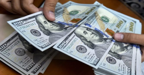 USD thấp nhất 4 tuần khi Fed báo hiệu tăng lãi suất nhiều hơn nữa