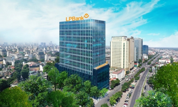 Tỷ lệ nợ xấu tăng lên trong quý II/2023, dư nợ bất động sản của LPBank chiếm bao nhiêu trong tổng dư nợ?