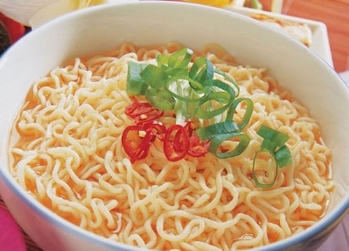 Kinh tế khó khăn, nhu cầu tiêu thụ mì gói tăng kỉ lục