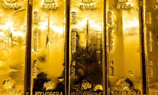 Giá vàng tiếp tục lao dốc, giao dịch ở mức thấp