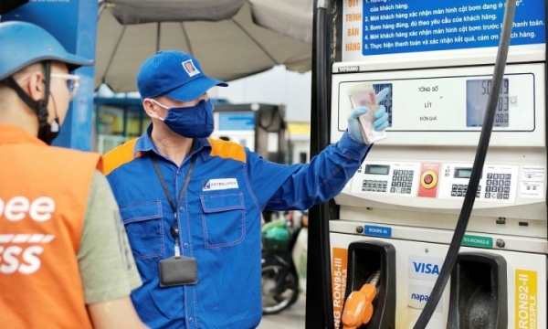 Xăng RON95 tiếp tục giảm, xuống dưới 23 nghìn đồng/lít