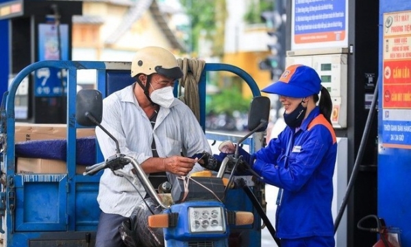 Giá xăng dầu giảm mạnh, RON95 xuống còn hơn 21 nghìn đồng/lít