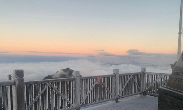 Băng giá phủ kín đỉnh Fansipan