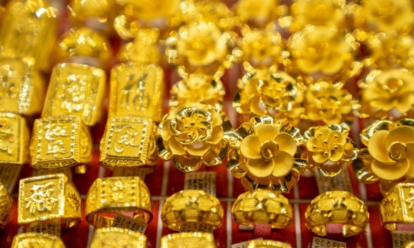 Giá vàng thế giới đột ngột giảm sâu, vàng nhẫn SJC vẫn giữ mức cao kỷ lục 