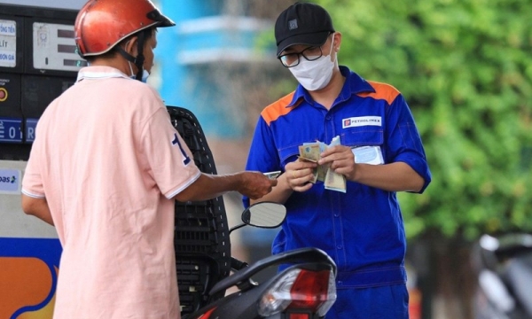 Giá xăng dầu tiếp tục tăng cao, RON95 vượt qua 24 nghìn đồng/lít