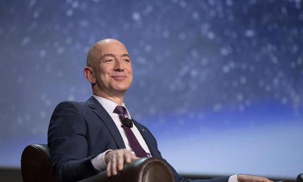 Tỷ phú Jeff Bezos kiếm bao nhiêu tiền trong năm qua để soán ngôi Elon Musk trở thành người giàu nhất thế giới?
