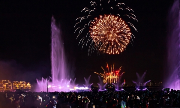 Màn trình diễn pháo hoa kết hợp nhạc nước tại trung tâm mới thu hút hơn 50.000 người
